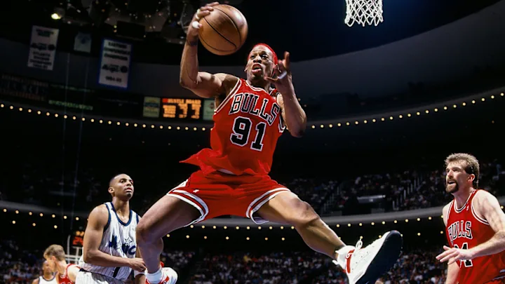 Dennis Rodman capturando un rebote
